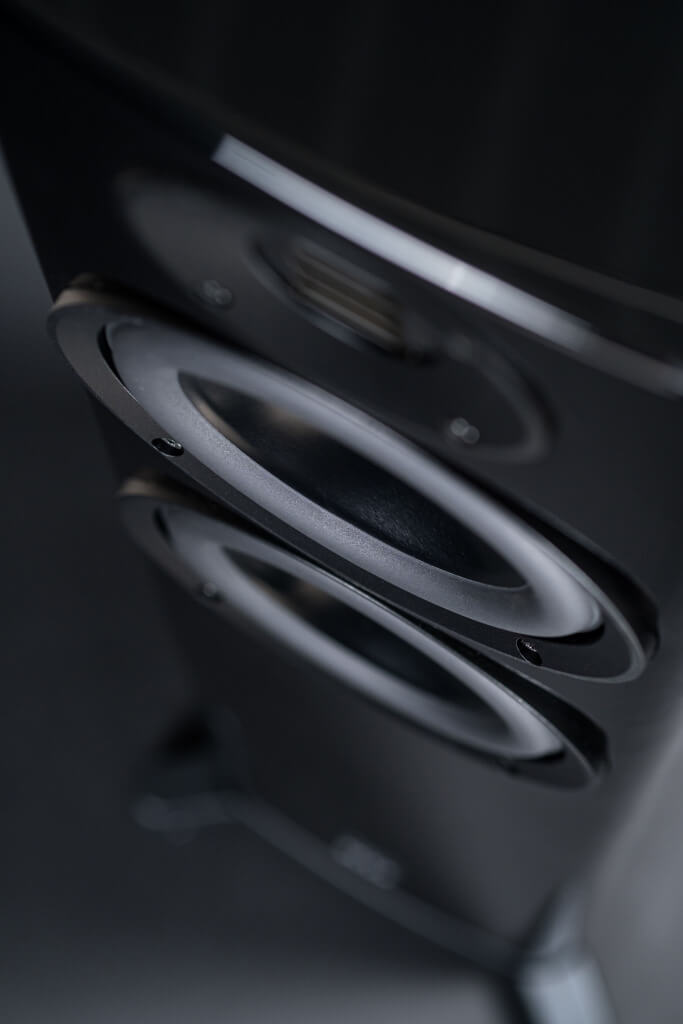 ELAC präsentiert mit der neuen Solano Serie drei Lautsprecher-Modelle, die voll und ganz in der Tradition der Fertigung von Lautsprechern bei ELAC stehen. Erdacht für den Lebensraum Zuhause, entworfen für das Perfect-Match, geschaffen für das beste Konzert – die Lautsprecher der ELAC Solano Serie sind mehr als nur Schallwandler.