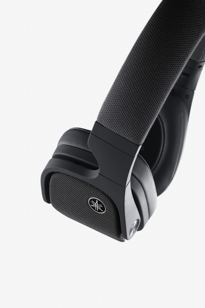 Der YH-L700A ist das Flaggschiff des neuen Bluetooth ANC-Kopfhörer Line-ups von Yamaha. Der Referenzhörer verfügt über das effektive firmeneigene Advanced Active Noise Cancelling System und beeindruckt darüber hinaus mit innovativen Technologien wie dem Listening Optimizer sowie dem revolutionären 3D Sound Field, das binaurale Klangerlebnisse direkt am Kopf realisiert. Der YH-L700A schützt mit seinem Listening Care Algorithmus außerdem das Gehör des Nutzers.